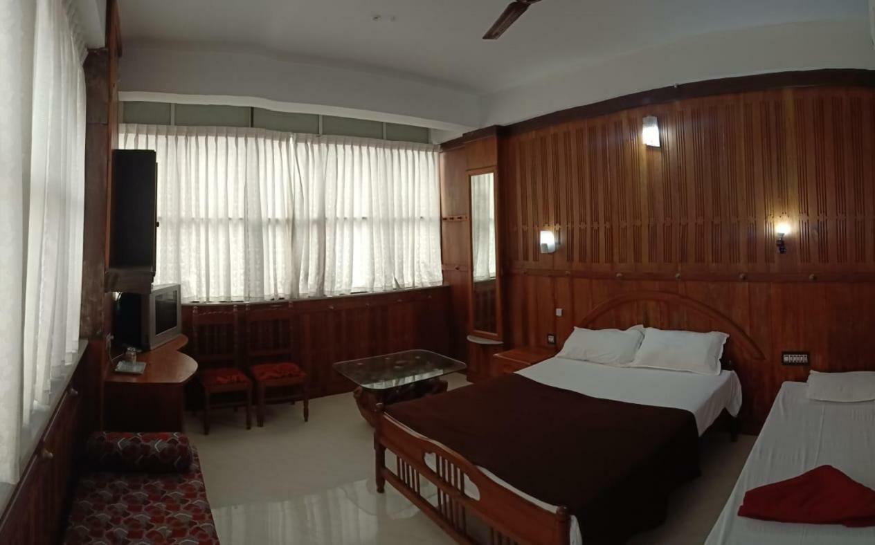 Отель Dolphin Residency Теккади Экстерьер фото